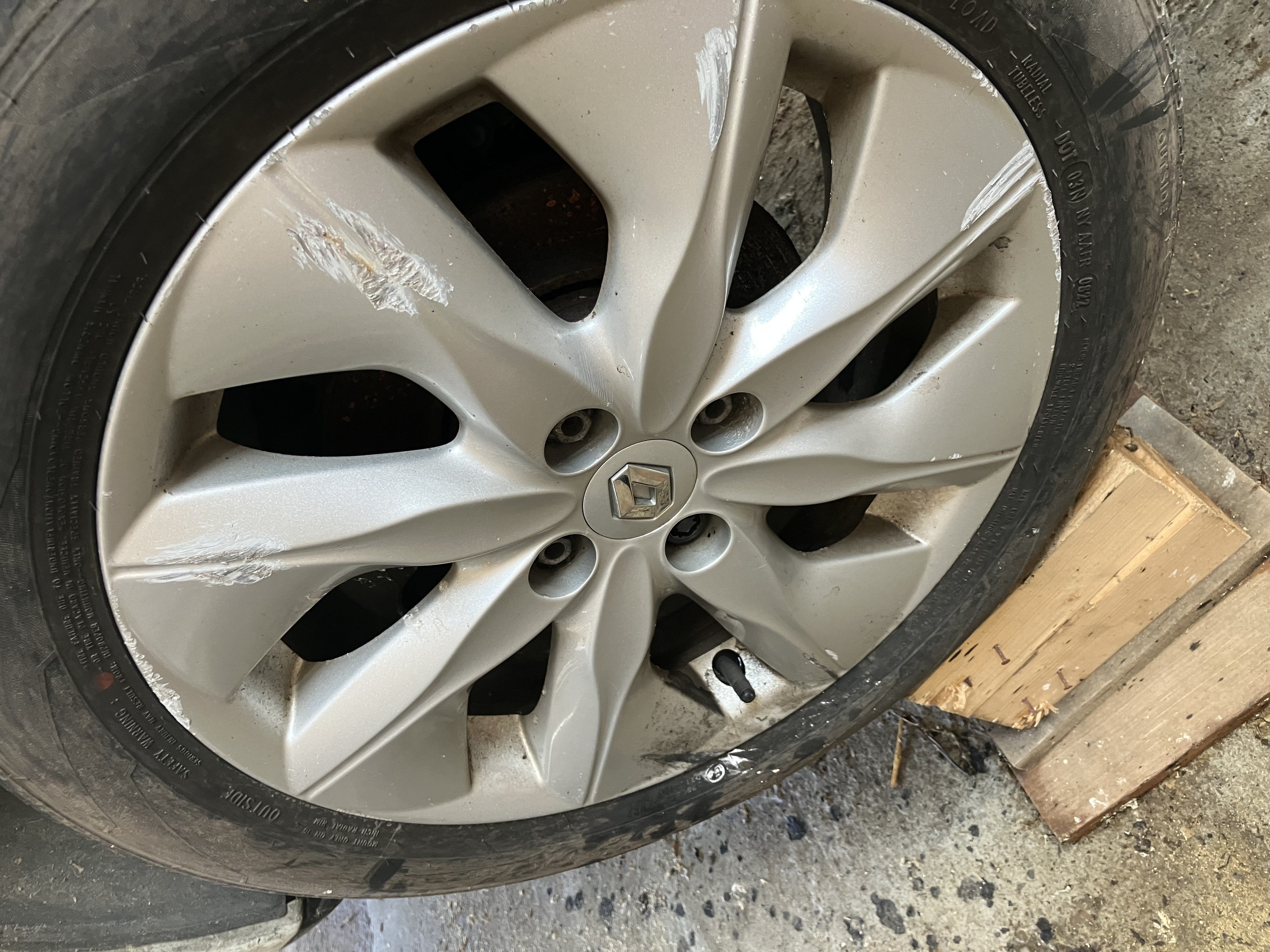 Electric Vehicle Parts: Renault Zoe Wheel (Alloy)